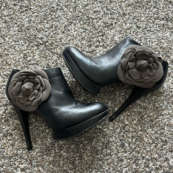 Kelsi Dagger Shoes - Kelsi Dagger Rosabella heeled ankle boots booties flower 7.5 7 1/2  leather